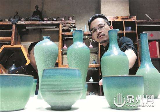 引入并改進(jìn)臺灣釉水技術(shù)制成的瓷具