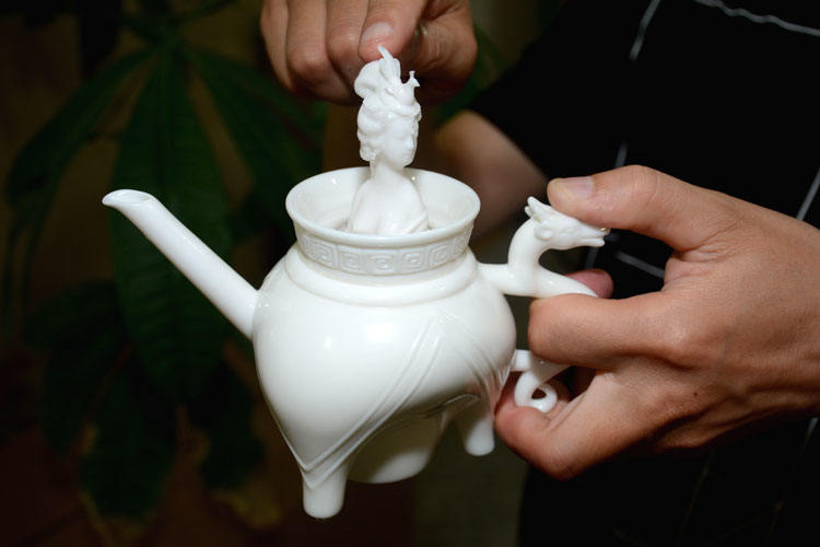 “貴妃醉酒”白瓷分酒器隨著白酒慢慢倒入，“楊貴妃”也慢慢浮出水面，猶如剛剛出浴