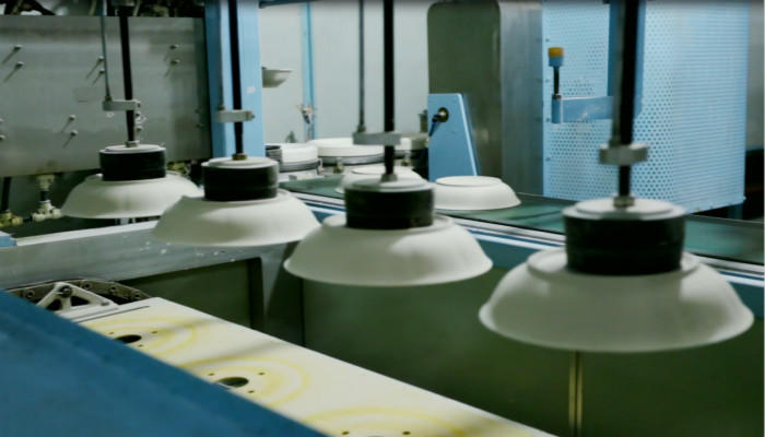 皓業(yè)彩瓷智能制造流水線作業(yè)