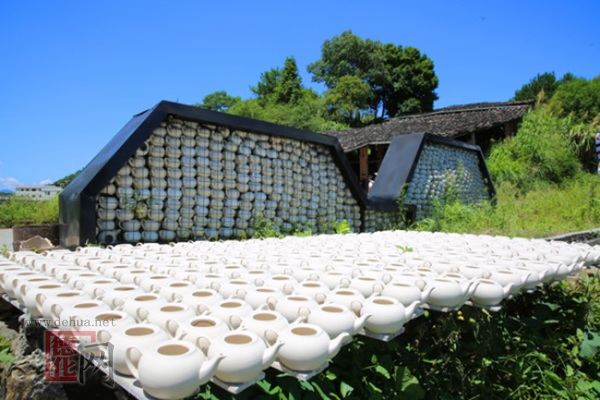 圖為德化一個(gè)工作室外晾曬的陶瓷