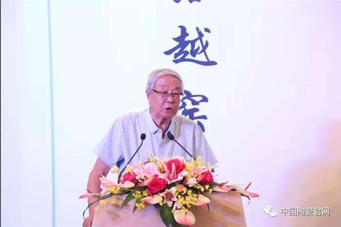 清華大學(xué)美術(shù)學(xué)院教授、中國陶瓷工業(yè)協(xié)會顧問、著名陶瓷藝術(shù)設(shè)計家張守智發(fā)言